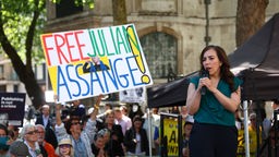 Stella Assange durante una protesta per suo marito a Londra