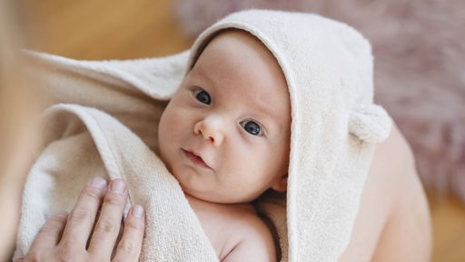 Foto di un bambino avvolto in un asciugamano