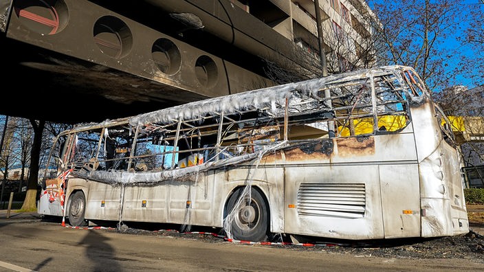 Un autobus bruciato durante i disordini