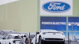 Auto elettriche davanti allo stabilimento Ford di Colonia