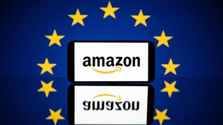 Il logo di Amazon circondato dalle stelle dell'Unione Europea
