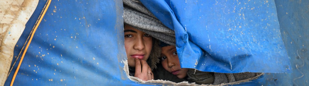 Kinder in einem Zelt in einem Flüchtlingslager bei Aleppo