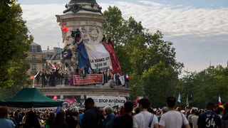 Manifestazioni di festa per la sconfitta di Marine Le pen