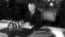 Unterzeichnung des Grundgesetzes von Konrad Adenauer am 23 Mai 1949