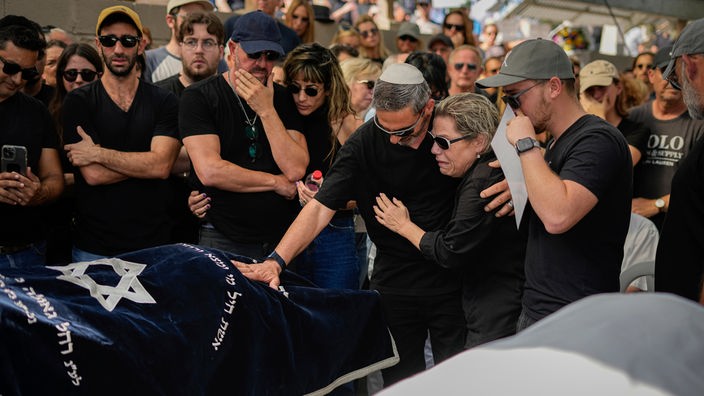 Una famiglia israeliana piange una delle vittime