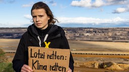 Luisa Neubauer con un cartello per salvare Lützerath