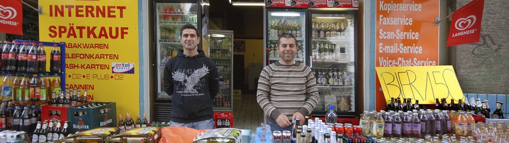 Zwei Männer vor ihrem Spätkauf-Laden