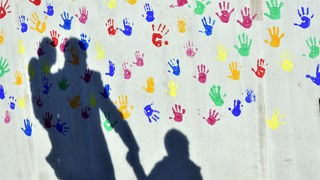 Kindergarten Symbolbild Handabdruck auf  Wand