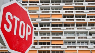 Plattenbau, Stopschild