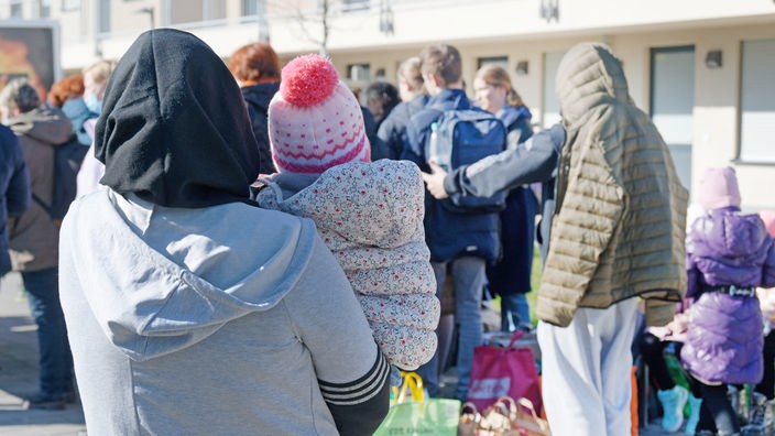Geflüchtete Ukrainer*innen vor den Gebäuden eines Flüchtlingsheims