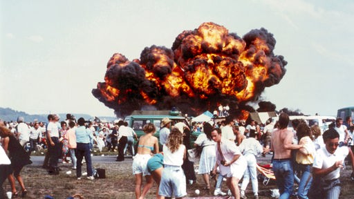 Il momento dell'esplosione di un aereo caduto sulla folla