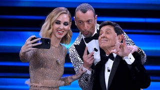 Chiara Ferragni, Amadeus, Gianni Morandi machen ein Selfie auf der Sanremo-Bühne
