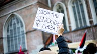 Beschriftetes Transparent: Stop The Genocide in Gaza