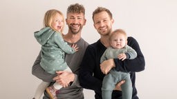 Tobias Devooght mit seinem Mann und ihren Kindern