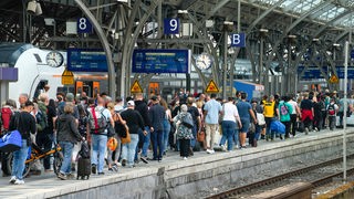 Il binario affollato di una stazione