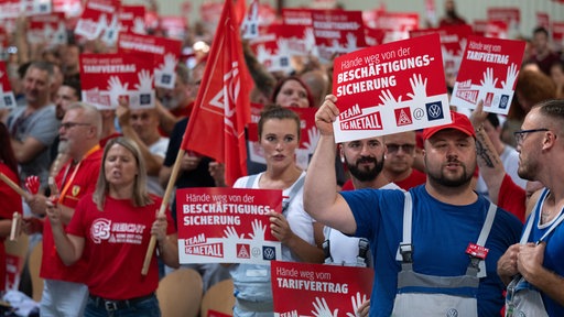 Proteste der IG Metall während der VW-Betriebsversammlung