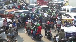 Motori i automobili u saobraćajnom zastoju u Džakarti