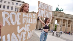 Djevojke prosvjeduju protiv odluke SAD-a da sruši presudu prema kojoj je pravo na abortus legalizirano u čitavoj državi