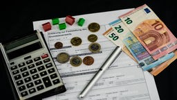 Formular za Grundsteuer, olovka, kalkulator i novac