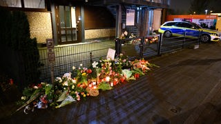 Cveće i policijski automobil na mestu masovnog zločina u Hamburgu