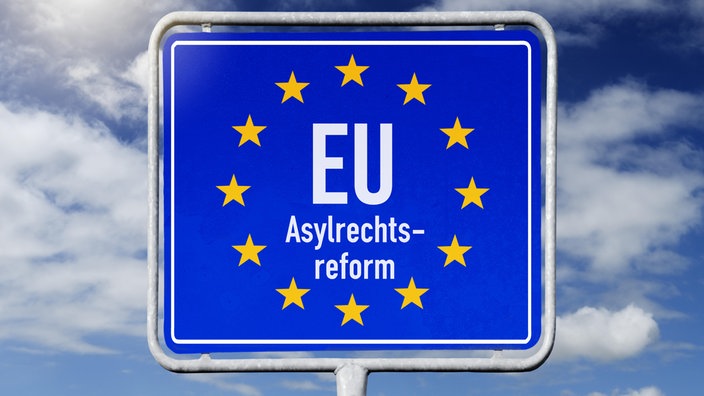 Tabla sa zvezdicama EU i natpisom "EU Asylechtsreforn"