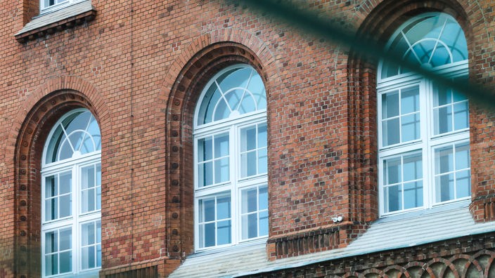 U Zemaljskoj kući Šlezvig-Holštajna je saniranje 500 prozora koštalo 3 miliona evra. 6000 evra po prozoru.