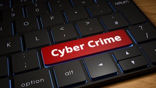 Crveno Cyber Crime dugme na crnoj kompjuterskoj tastaturi