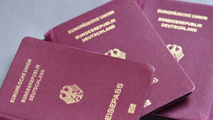 Nekoliko nemačkih pasoša na stolu