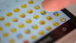 Verschiedene Emoji werden auf einem Handybildschirm angezeigt