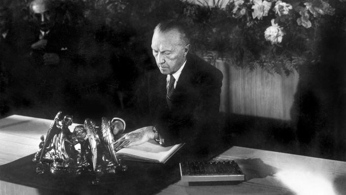 Konrad Adenauer potpisuje Temeljni zakon – Grundgesetz, 23.05.1949.
