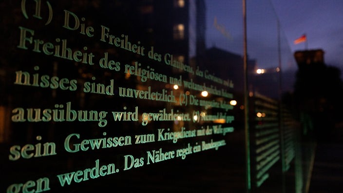 Deo Temeljnog zakona na staklenom zidu Bundestaga