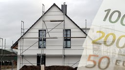 Kolaž: građevinske skele na kući, novac