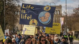 Protivnici pobačaja su, pod sloganom "40 dana za život", u 40 dana uoči Uskrsa izvršili akcije ispred obiteljskih savjetovališta u Frankfurtu i Münchenu.