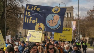 Protivnici pobačaja su, pod sloganom "40 dana za život", u 40 dana uoči Uskrsa izvršili akcije ispred obiteljskih savjetovališta u Frankfurtu i Münchenu.