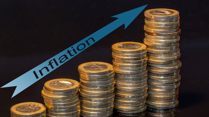 Ilustracija: metalni novčići, strelica koja ide na gore sa natpisom "Inflacija"