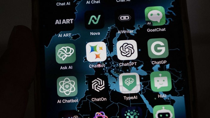 Ikone različitih AI na ekranu smartfona