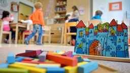 Kinder spielen in einer Kindertagesstätte 