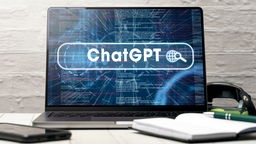 Laptop auf einem Schreibtisch mit der Künstlichen Intelligenz Website Chat GPT.