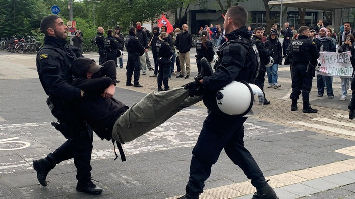 Policajci odnose demonstranta