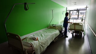 Medicinska sestra sređuje bolesničku sobu u bolnici u Frajburgu