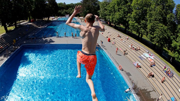 Mladić skače u bazen