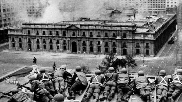 Vojne trupe pucaju s krova palače La Moneda u Santiagu 11. rujna 1973. tijekom vojnog udara koji je vodio general Augusto Pinochet