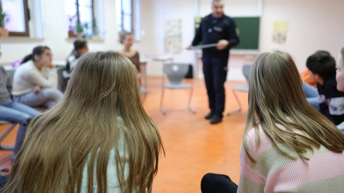 Policajac u osnovnoj školi razgovara sa učenicima o sigurnosti na internetu