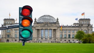 Semafor sa svim upaljenim svetlima ispred zgrade Bundestaga