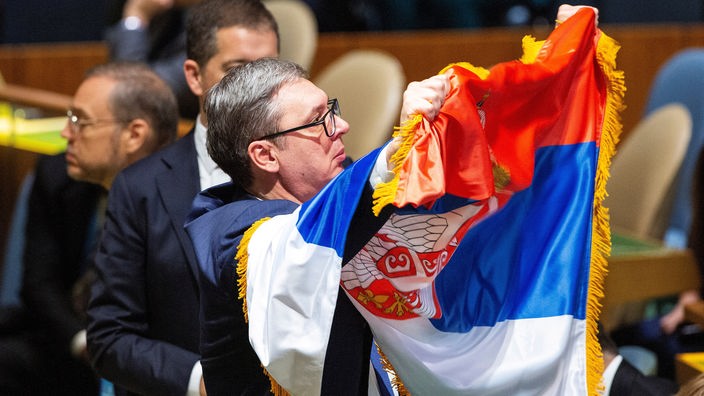 Aleksandar Vučić u UN ogrnut srpskom zastavom