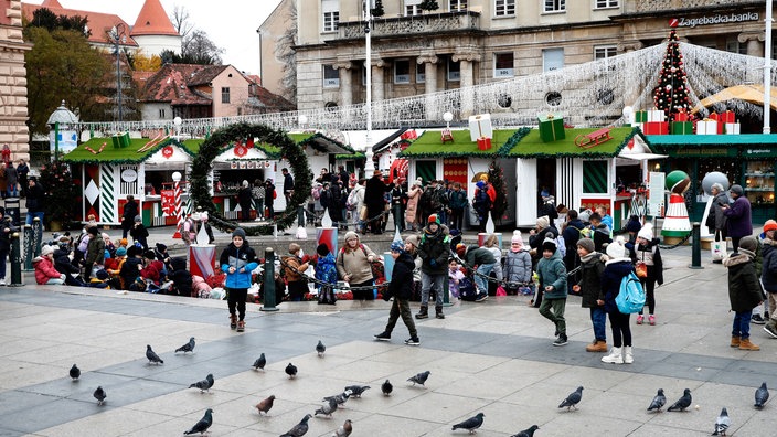 Deca se provode na trgu božičnog marketa