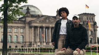 Dve osobe migrantskog porekla ispred Bundestaga