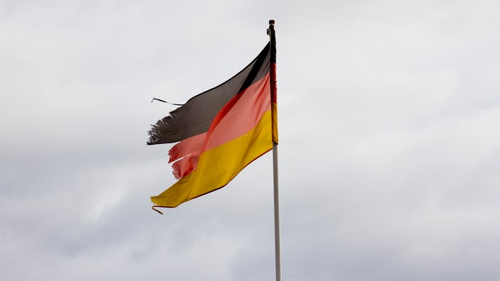 Pocepana nemačka zastava na vetru