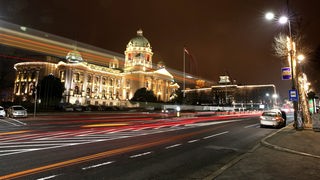 Beograd, zgrada Skupštine ukrašena novogodišnjom rasvetom