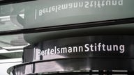 Der Schriftzug der Bertelsmann Stiftung am Gebäudeeingang der Organisation